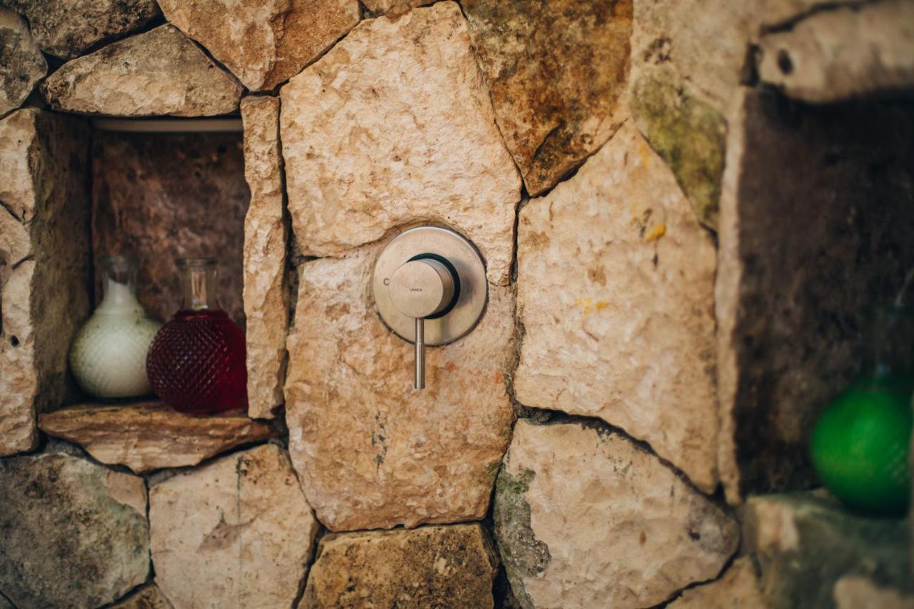 Ikal Tulum Hotel Exterior foto A modern stone-framed window in a hobbit hole
